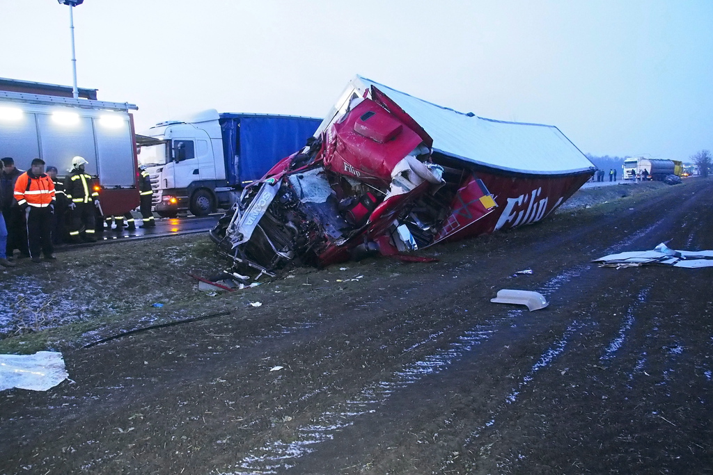 A balesetben öt kamion és egy személyautó ütközött össze, több gépjármű az árokba borult. MTI Fotó: Donka Ferenc