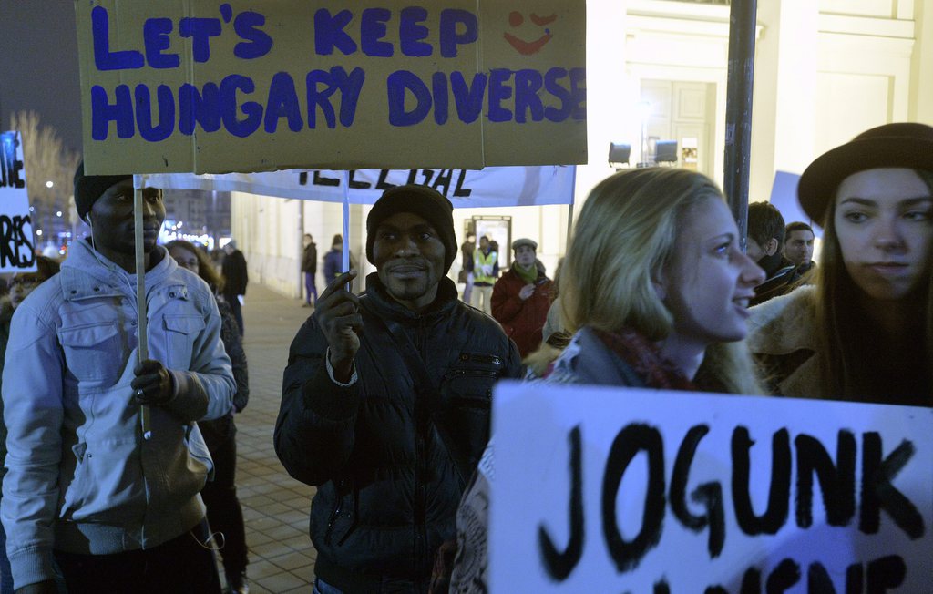 Résztvevők Hagyjátok meg Magyarország sokszínűségét feliratú táblát tartanak a kezükben a Magyarország mindenkié, nem csak Orbáné címmel, a Migráns Szolidaritás (MigSzol) Csoport szervezésében rendezett demonstráción. MTI Fotó: Máthé Zoltán