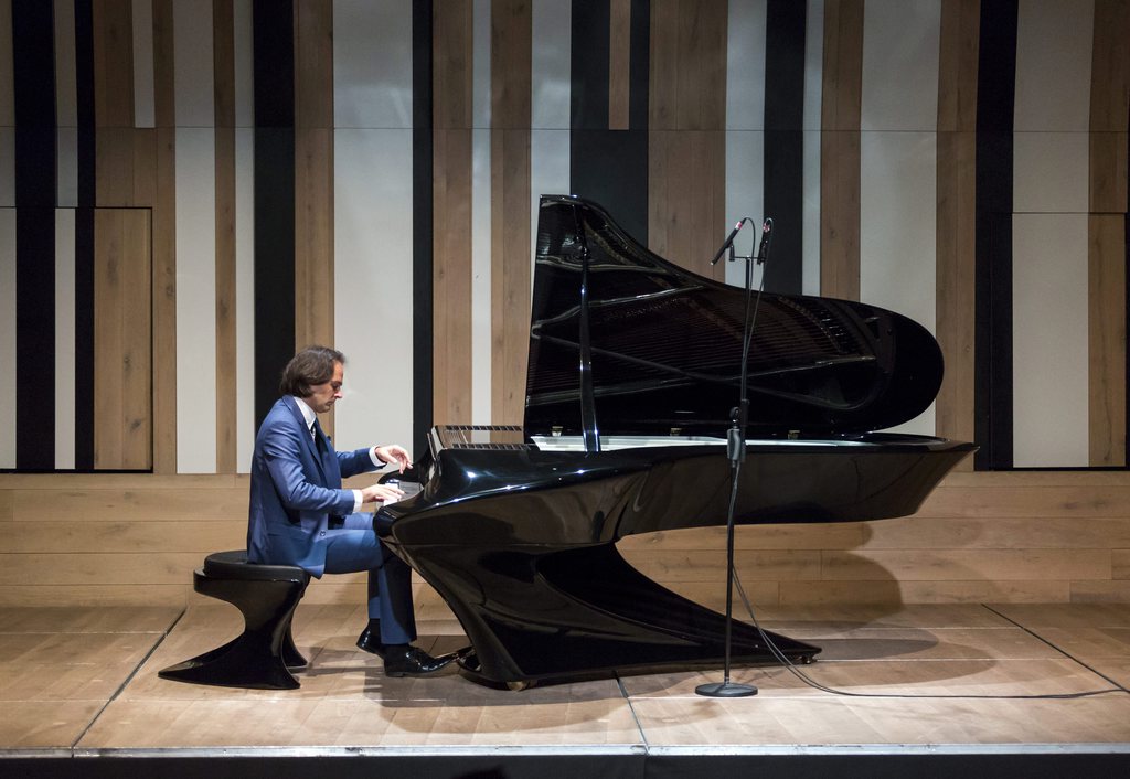 Bogányi Gergely Kossuth-díjas zongoraművész játszik új fejlesztésű, futurisztikus külsejű, számos technikai újítással készült hangversenyzongoráján MTI Fotó: Mohai Balázs