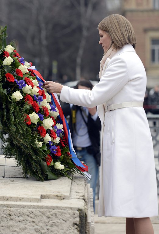 Colleen Bradley Bell, az Egyesült Államok új budapesti nagykövete megkoszorúzza a Hősök Emlékkövét Budapesten. MTI Fotó: Kovács Tamás