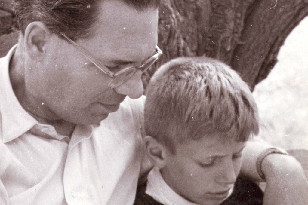 Fotó a családi albumból – Magyar Bálint édesapjával egy ötven évvel ezelőtti képen.