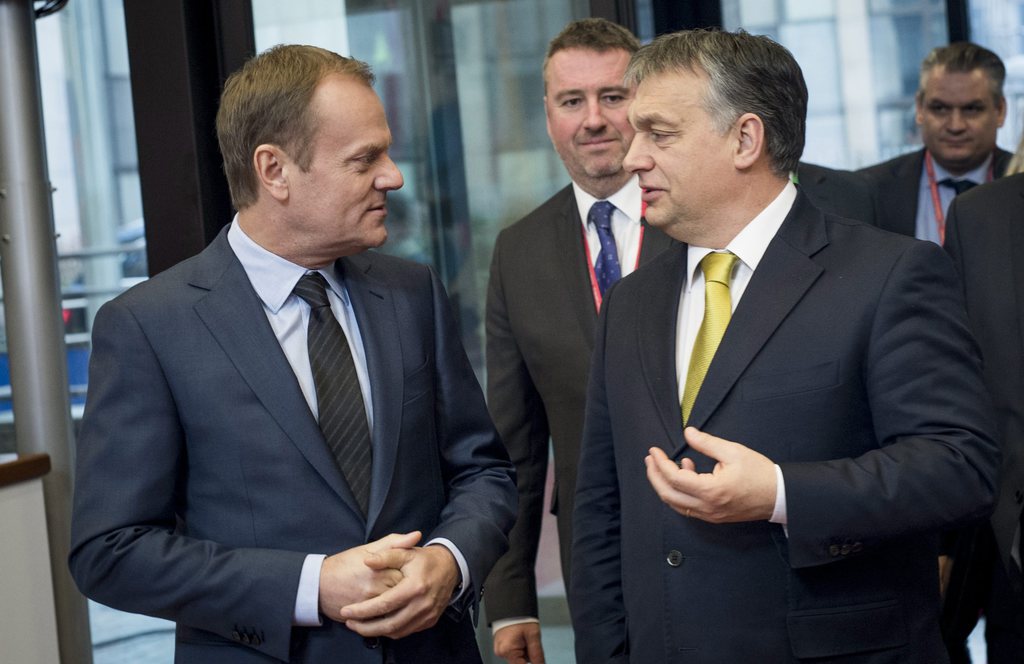 A Miniszterelnöki Sajtóiroda által közreadott képen Donald Tusk, az Európai Tanács elnöke (b) és Orbán Viktor miniszterelnök a tanács brüsszeli székházában. MTI Fotó: Miniszterelnöki Sajtóiroda / Burger Barna