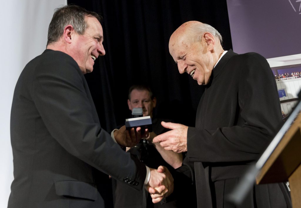 Hölvényi György európai parlamenti képviselő adta át az Európai Polgári Díjat Kerényi Lajos piarista szerzetesnek. MTI Fotó: Mohai Balázs