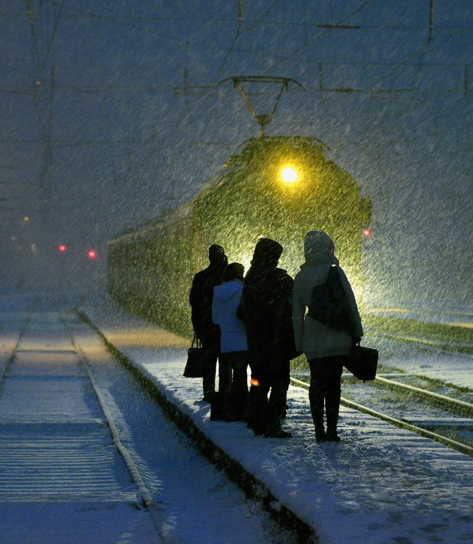 Utasok várakoznak a Vác felől érkező személyvonatra a sűrű hóesésben Rákospalota-Újpest vasútállomáson MTI Fotó: Máthé Zoltán