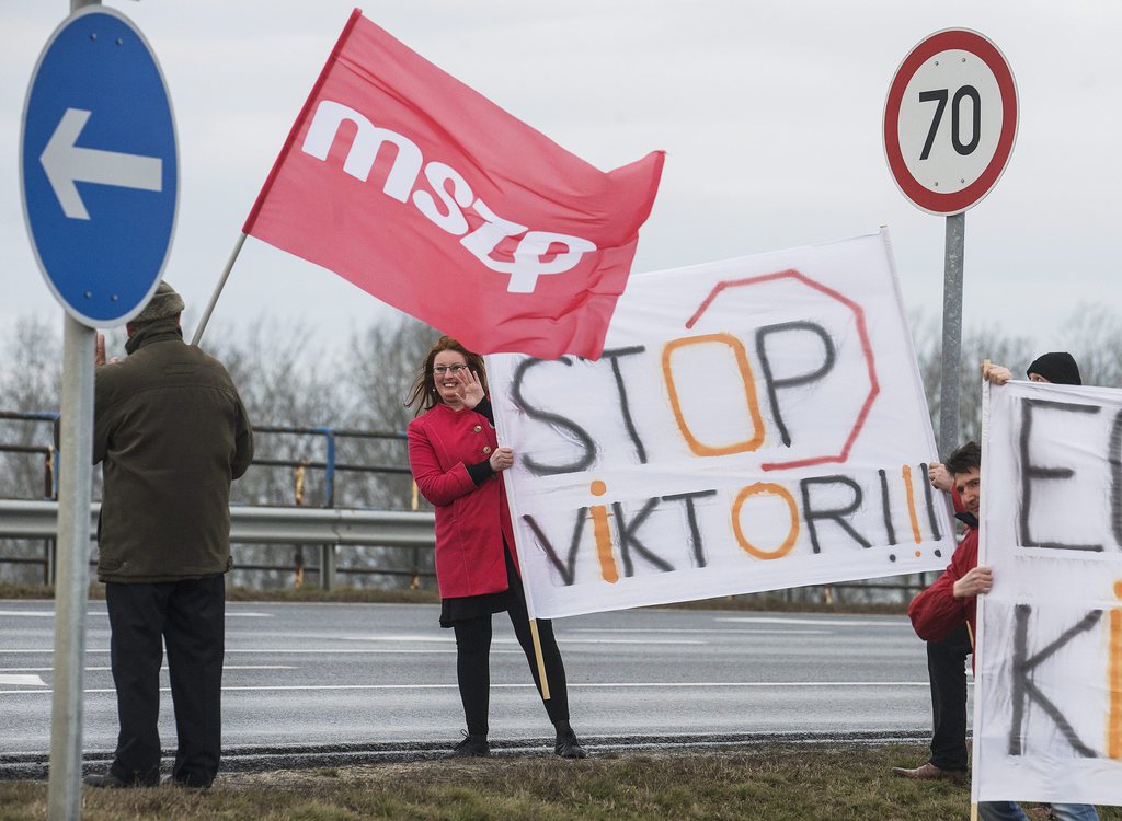 Heringes Anita szocialista országgyűlési képviselő az MSZP útdíjellenes demonstrációján Kecskeméten, az M5 autópálya és az 52 főút csomópontjában. MTI Fotó: Ujvári Sándor