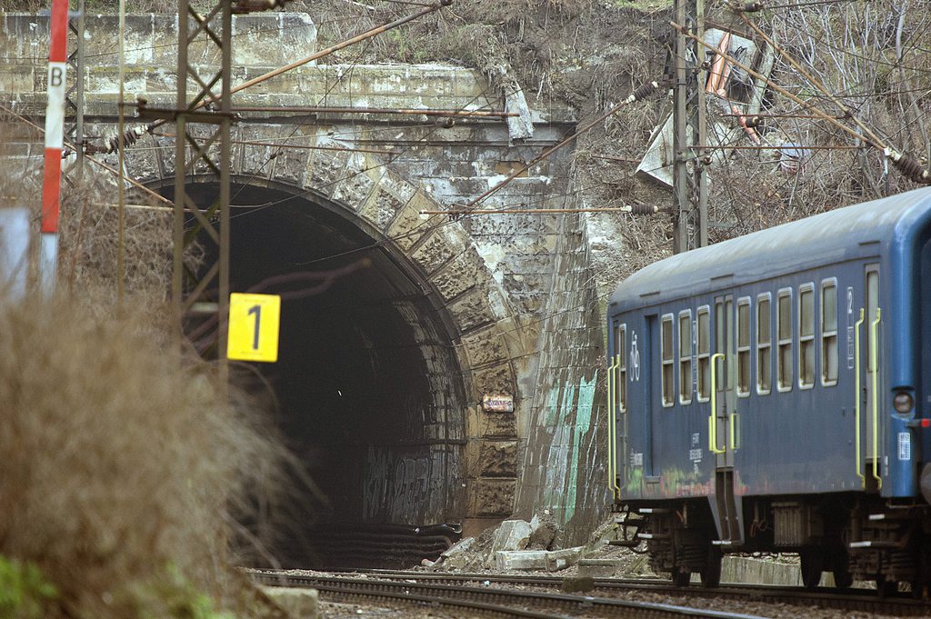 Leszakadt támfalrész Budapesten, a Déli pályaudvar Alsóhegy utcai bejárata felett. MTI Fotó: Lakatos Péter