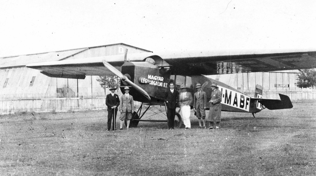 Egy kép a múltból - Magyarország Budapest XVI. Mátyásföldi repülőtér, a Magyar Légiforgalmi Rt. holland gyártmányú Fokker F-III. típusú utasszállító repülőgépe. Fotó: FORTEPAN, SZENT-ISTVÁNY DEZSŐ