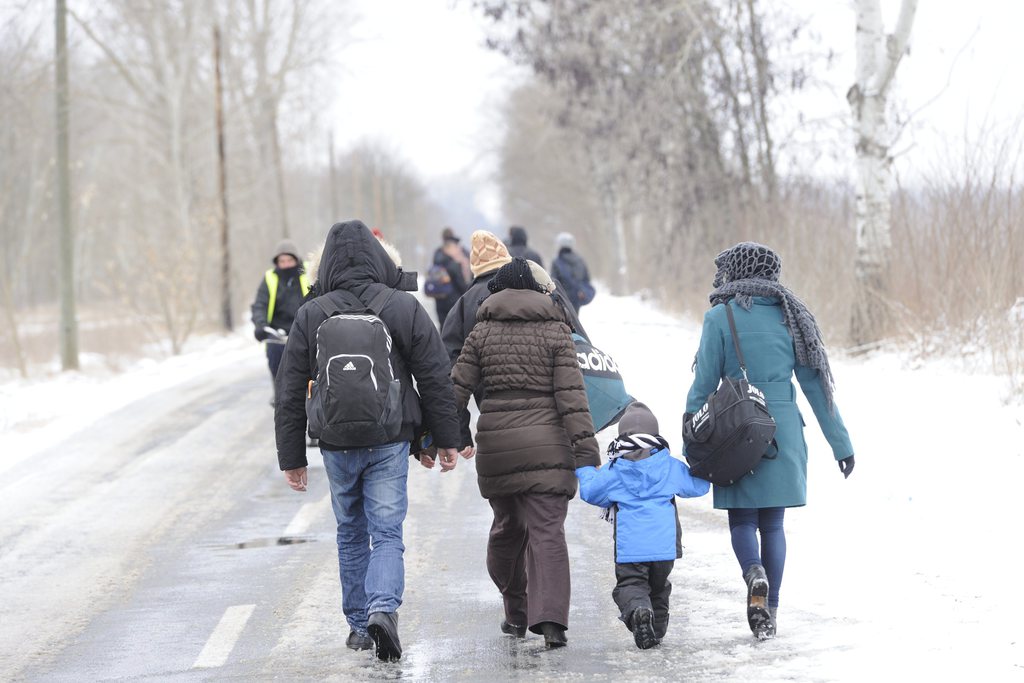 Albánul beszélő koszovói határsértők gyalogolnak. MTI Fotó: Kelemen Zoltán
