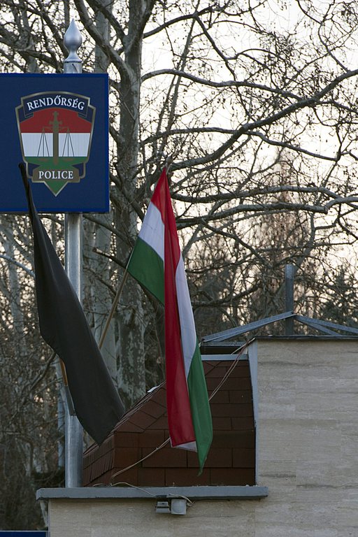 Gyászlobogó a Készenléti Rendőrség bejáratánál Budapest XIV. kerületében a Kerepesi úton. MTI Fotó: Lakatos Péter
