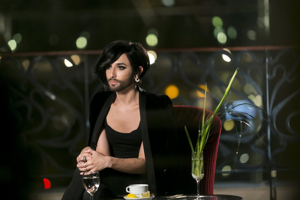 Conchita Wurst, a 2014-es Eurovíziós Dalverseny osztrák győztese, díszvendég várakozik a 16. Story Ötcsillag díjátadó gála kezdésére. MTI Fotó: Mohai Balázs