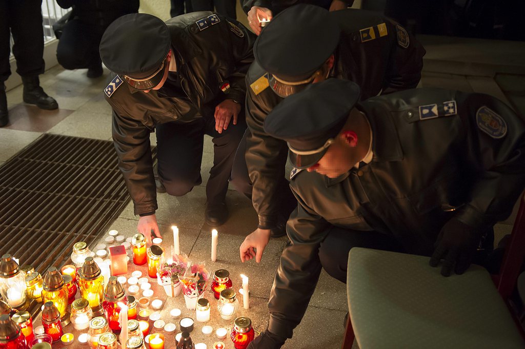 Az elhunyt két kollégájukra emlékező rendőrök. MTI Fotó: Lakatos Péter