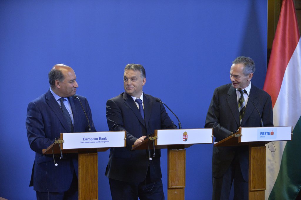 Orbán Viktor miniszterelnök (k), Suma Chakrabarti, az Európai Újjáépítési és Fejlesztési Bank (EBRD) elnöke (b) és Andreas Treichl, az osztrák Erste Group Bank AG vezérigazgatója (j) sajtótájékoztatót tart a megállapodás aláírása után az Országházban. A kormány 2016-2017-ben jelentősen csökkenti a bankadót, és az adónem mérséklését 2018-ban is folytatja - jelentette be a miniszterelnök. MTI Fotó: Máthé Zoltán