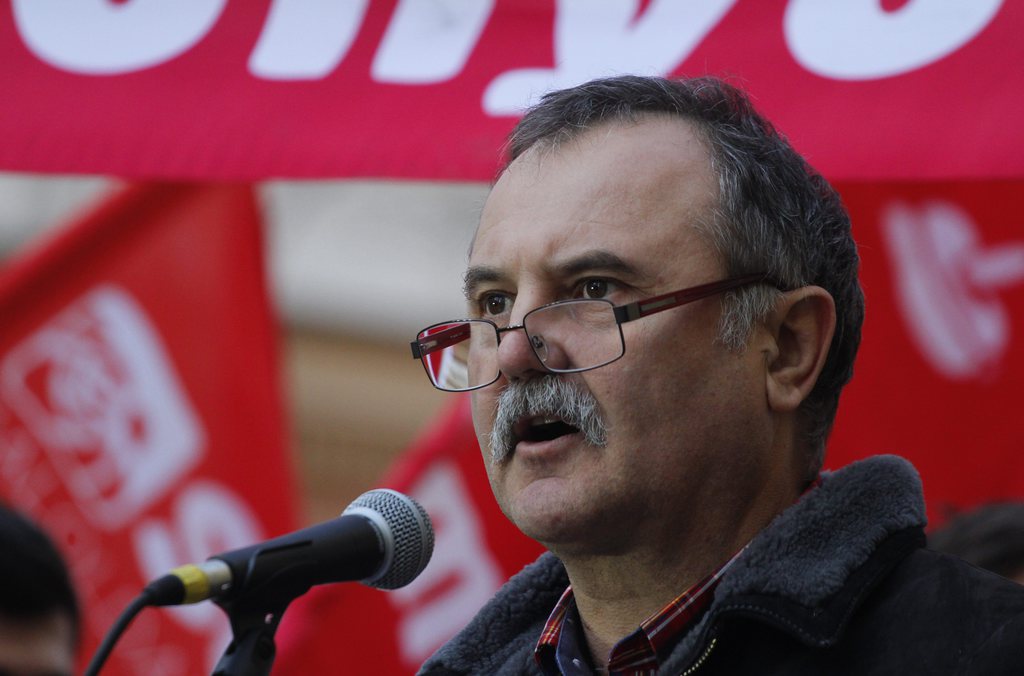 Vécsi István, a Közmunkások Szakszervezetének elnöke mond beszédet Miskolcon, a Városház téren 2015. február 14-én. MTI Fotó: Vajda János