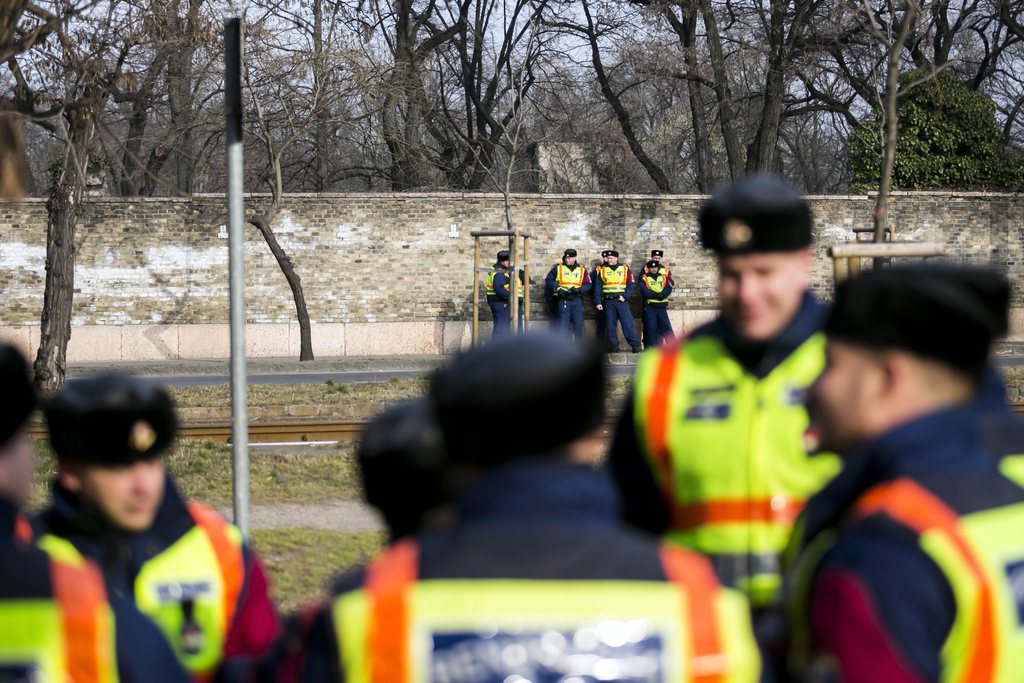 Rendőrök gyakorlatoznak a Fiumei úti Nemzeti Sírkert előtt. MTI Fotó: Mohai Balázs