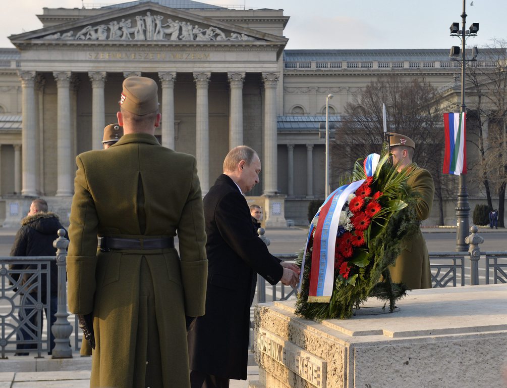 Vlagyimir Putyin orosz elnök megkoszorúzza a Hősök Emlékkövét. MTI Fotó: Máthé Zoltán