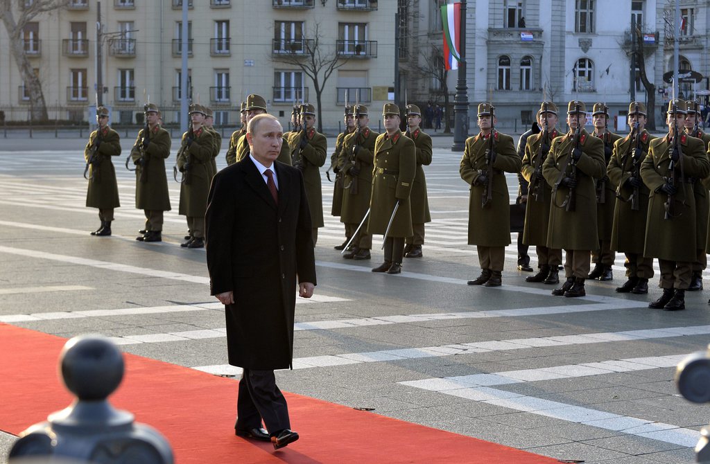 Vlagyimir Putyin orosz elnök érkezése után megkoszorúzta a Hősök Emlékkövét. MTI Fotó: Máthé Zoltán