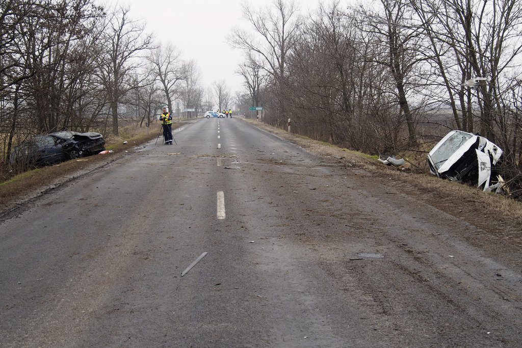 aleset helyszíne 2015. február 25-én Solt és Dunatetétlen között, ahol két személyautó frontálisan ütközött. A balesetben egy ember életét vesztette. MTI Fotó: Donka Ferenc
