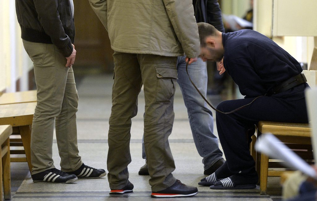 A Fővárosi Törvényszék folyosóján megbilincselve várakozik a 35 éves L. Péter, aki február 23-án késsel támadt a Nemzeti Adó- és Vámhivatal (NAV) két intézkedő munkatársára Budapesten. MTI Fotó: Illyés Tibor