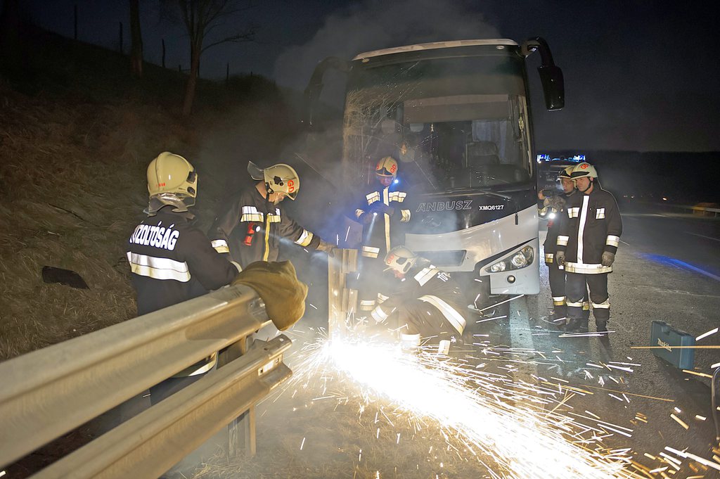 Tűzoltók dolgoznak összetört autóbusznál. MTI Fotó: Lakatos Péter