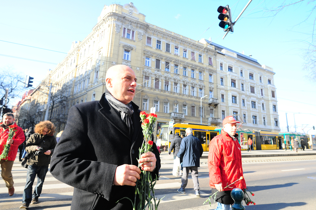 Az MSZP az utcán is köszöntötte a nőket. FOTÓ: Pálfalvi Kitti/Népszava