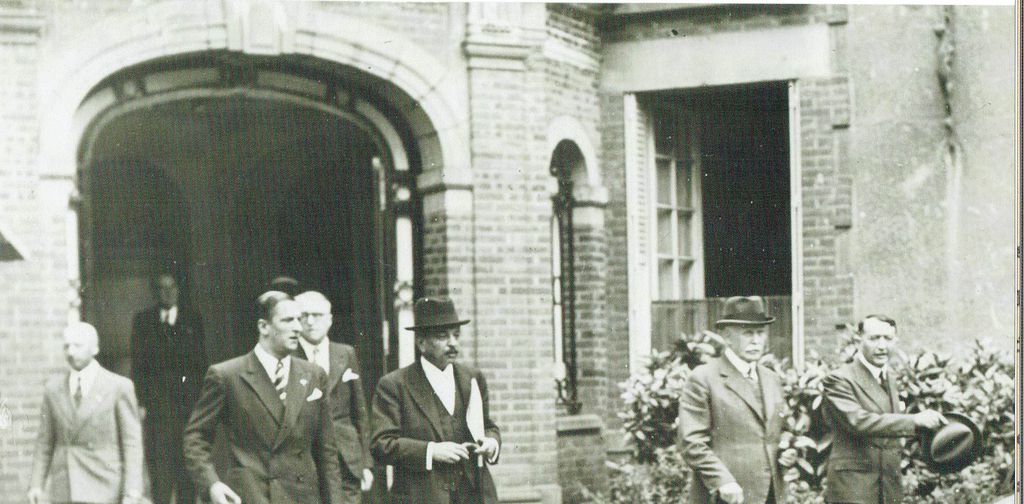 Philippe Pétain államelnök, Pierre Laval miniszterelnök és René Bousquet, a rendőrség felügyelője éppen kilépnek a De Sévigné szállóból Vichyben.