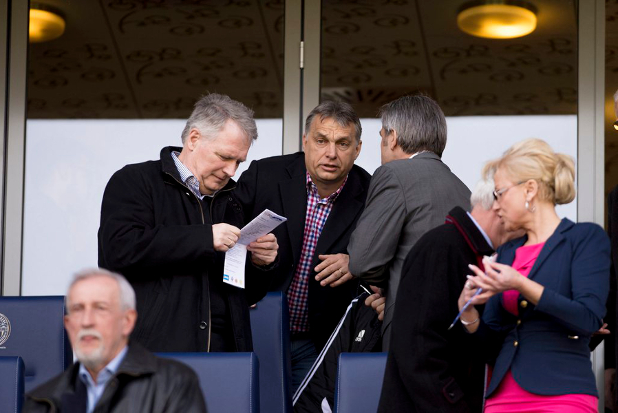 Berzi Sándor, az MLSZ alelnöke, Orbán Viktor miniszterelnök és Bernd Storck, az MLSZ új sportigazgatója a nézőtéren. MTI Fotó: Koszticsák Szilárd