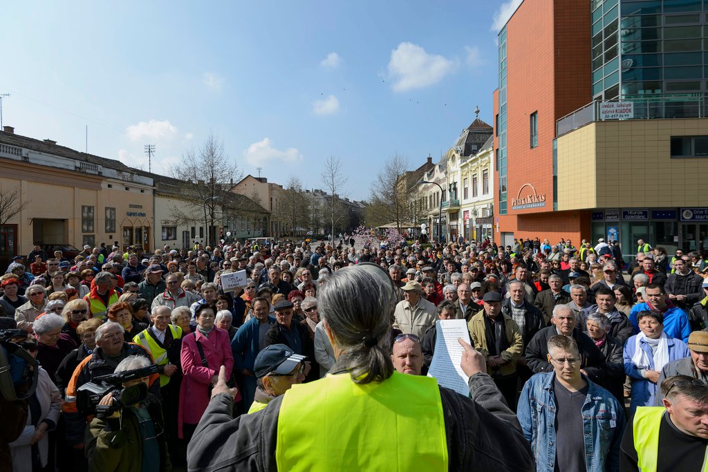 Debrecenben a Quaestor-ügy károsultjai tüntettek vasárnap, kártalanításukat követelve FOTÓ: MTI/CZEGLÉDI ZSOLT