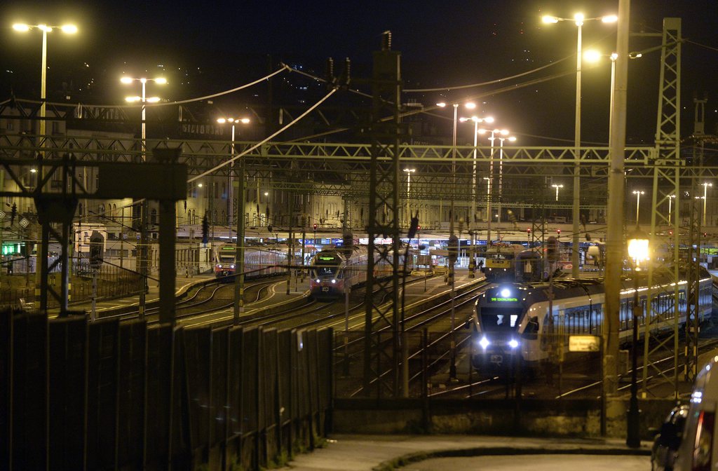 Flirt motorvonat indul el az újranyitott Déli pályaudvarról 2015. április 3-án hajnalban. MTI Fotó: Máthé Zoltán