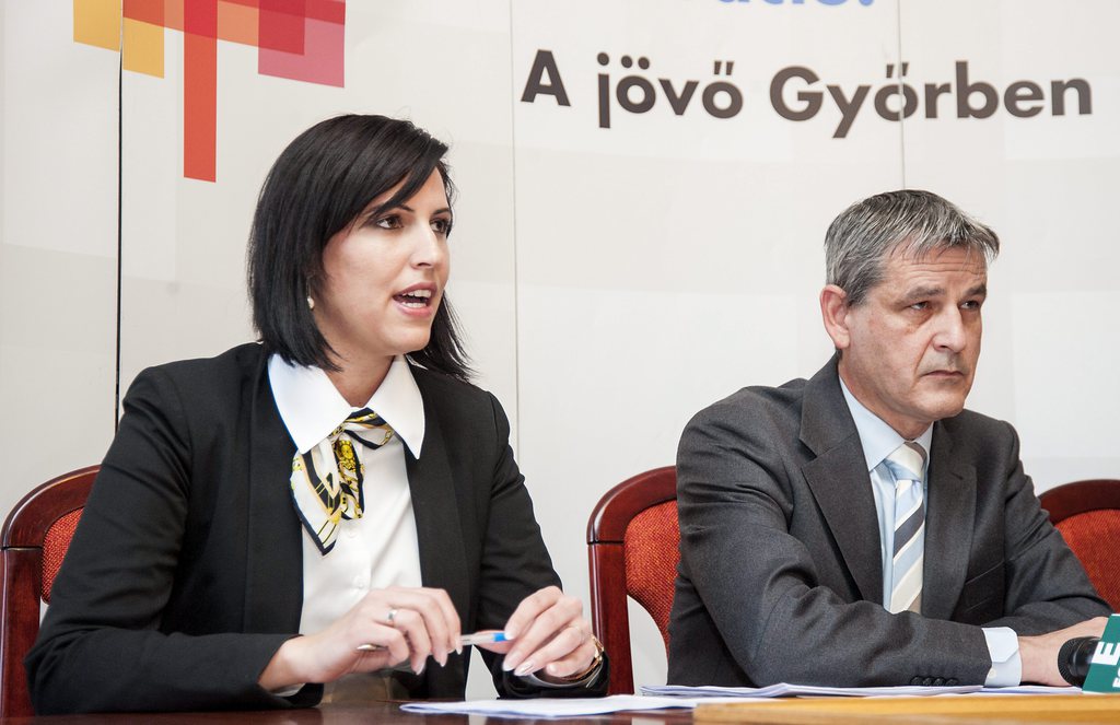 Domanyik Eszter, a győri önkormányzat kommunikációs vezetője és Lipovits Szilárd jegyző a Questor-ügy kapcsán tartott sajtótájékoztatójukon a győri városházán 2015. április 3-án. Fotó Krizsán Csaba
