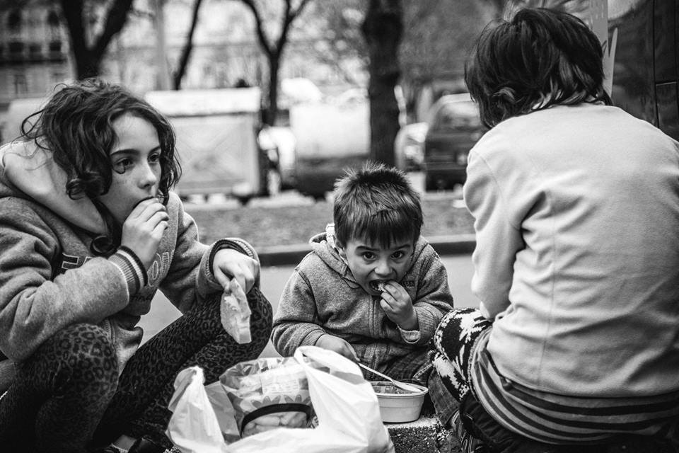 Ételosztás húsvétkor a Blaha Lujza téren, ahol szintén kígyózó sorokban álltak az emberek Fotó: Magyarországi Krisna-tudatú Hívők/Facebook