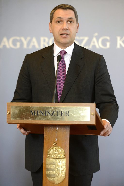 Lázár János sajtótájékoztatón jelentette be a kormány javaslatát a reklámadóról. MTI Fotó: Kovács Tamás