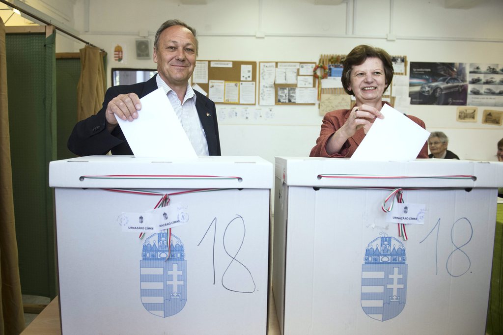 Pad Ferenc és felesége, Padné Szabó Mária épp leadja szavazatát a felvételen. MTI Fotó: Koszticsák Szilárd