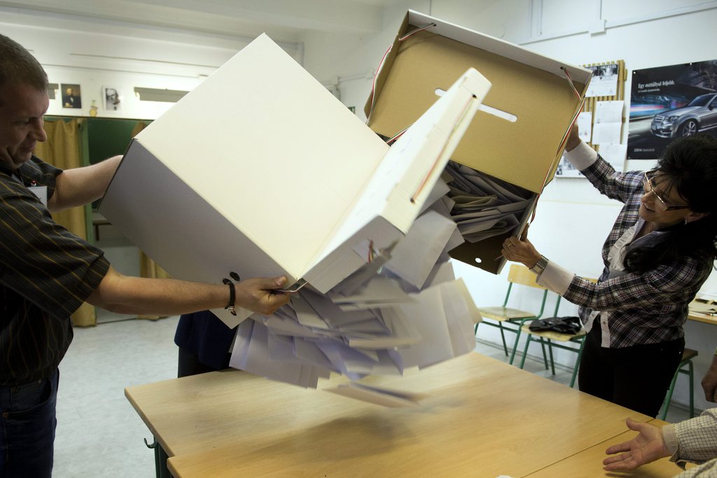 A választási bizottság tagjai kiürítik a szavazóurnát. MTI Fotó: Koszticsák Szilárd
