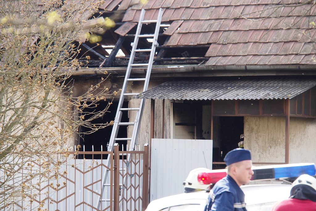 Kiégett ház a Pest megyei Táborfalván 2015. április 17-én. A tűzoltók az egyik szobában egy férfi holttestére találtak. MTI Fotó: Donka Ferenc