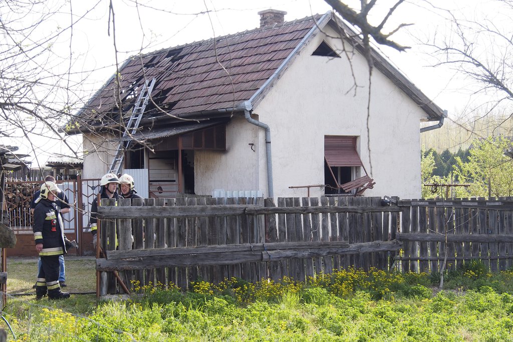  Kiégett ház a Pest megyei Táborfalván 2015. április 17-én. A tűzoltók az egyik szobában egy férfi holttestére találtak. MTI Fotó: Donka Ferenc