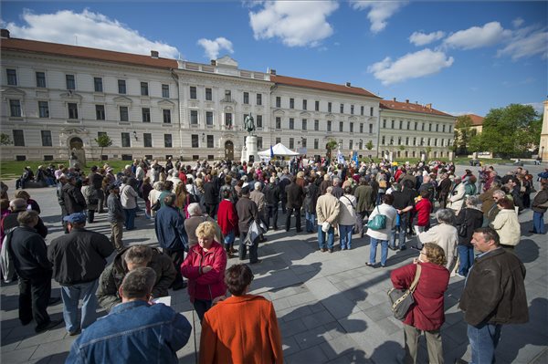 A pécsi Kossuth téren is tüntettek. MTI Fotó: Sóki Tamás