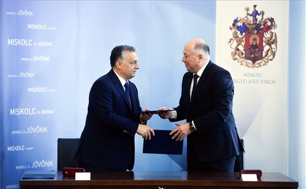 Orbán Viktor miniszterelnök (b) és Kriza Ákos polgármester a fejlesztési megállapodás aláírása után. MTI FOTÓ: Koszticsák Szilárd