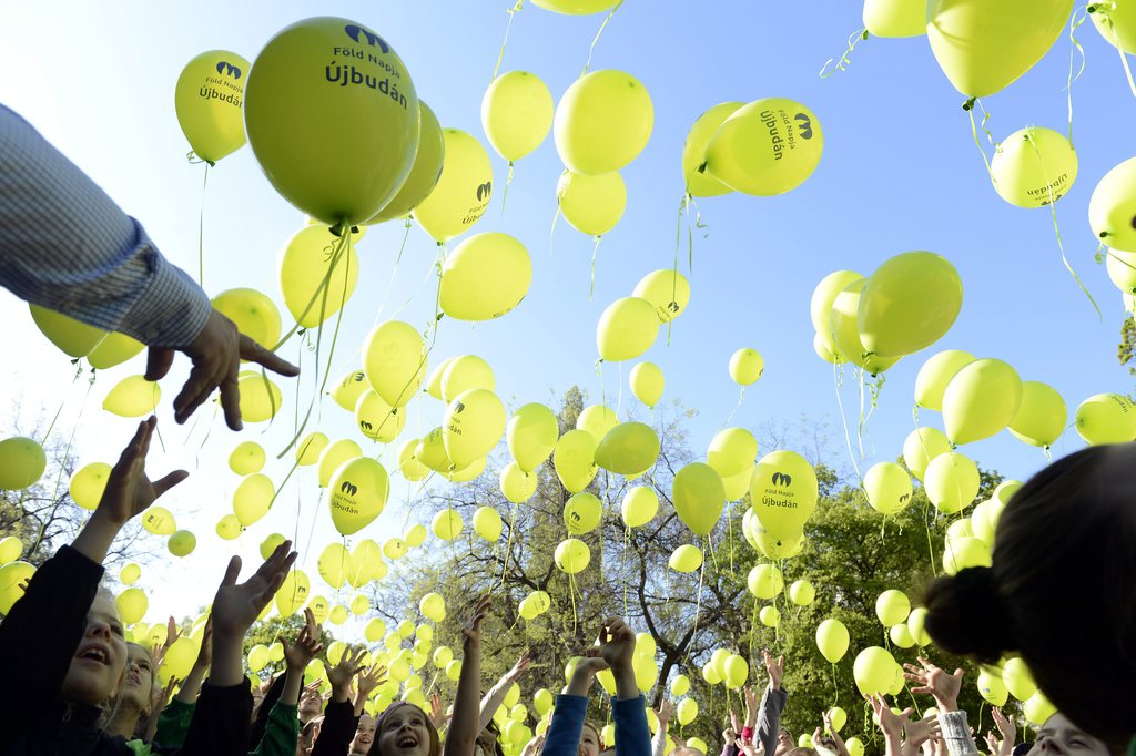 Gyerekek léggömböket engednek el Újbudán a Föld napja alkalmából tartott rendezvényén. MTI Fotó: Soós Lajos
