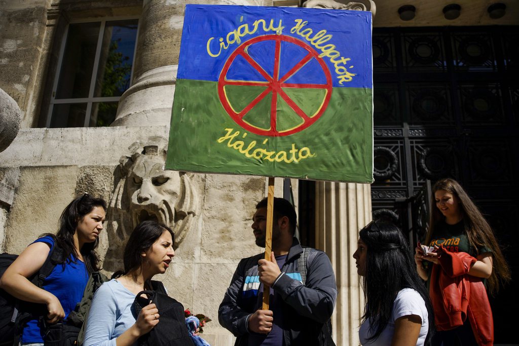 A Roma Versitas, a Cigány Hallgatói Hálózat és a Közép-európai Egyetem (CEU) aktivistái, valamint civilek demonstrálnak a budapesti Kúria épülete előtt. MTI Fotó: Balogh Zoltán