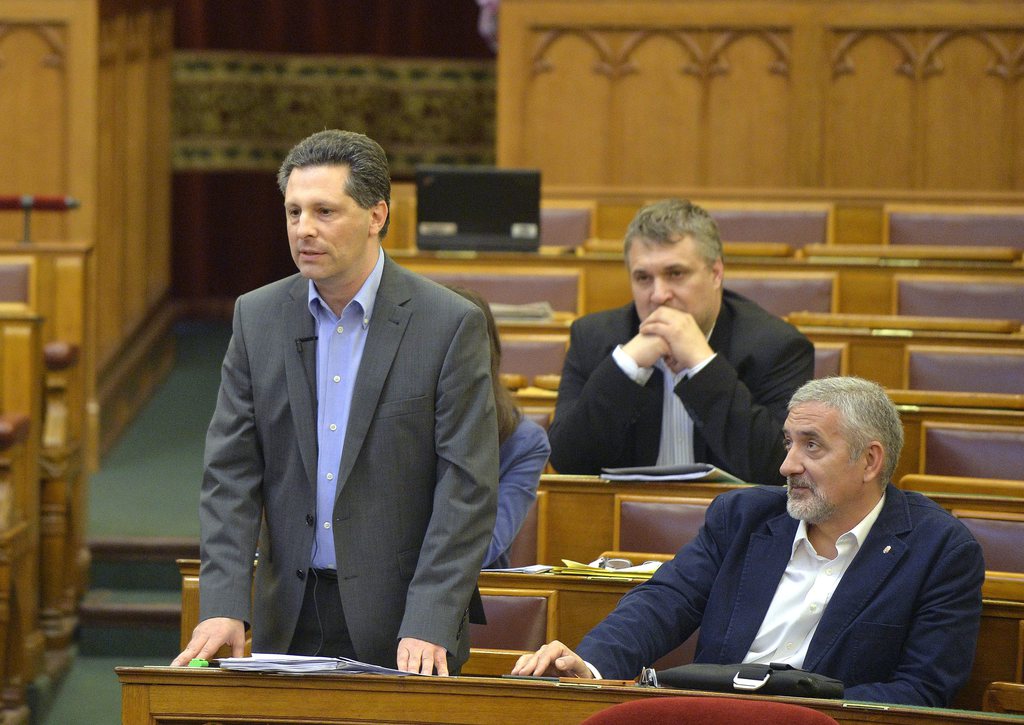 Schiffer a plenáris ülésen szemfényvesztésnek nevezte Varga Mihály gazdasági növekedéséről szóló beszédét. MTI Fotó: Máthé Zoltán