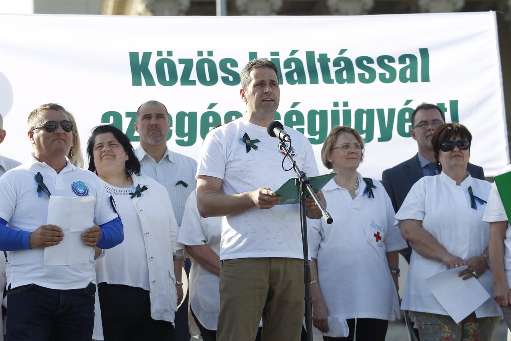 Balogh Zoltán, a Magyar Egészségügyi Szakdolgozói Kamara (MESZK) elnöke felszólal a szervezet béremelésért és az egészségügyi életpályamodell bevezetéséért meghirdetett demonstrációján. MTI Fotó: Szigetváry Zsolt