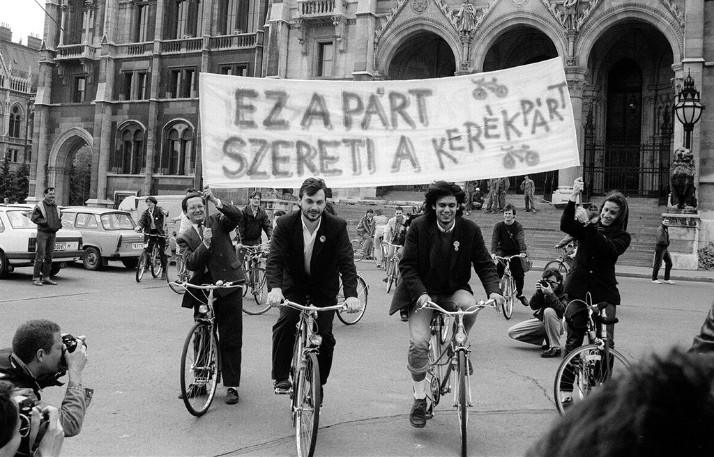Illés Zoltán, Orbán Viktor és Deutsch Tamás a Parlament előtt 1991-ben FOTÓK: SZALAY ZOLTÁN