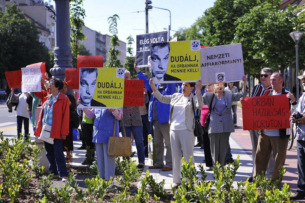 Demonstráció a debreceni városháza közelében MTI Fotó: Czeglédi Zsol