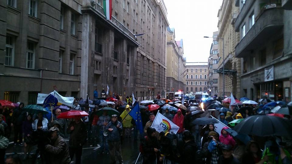 A tüntetők már a Szalay utcában vannak. Forrás: a "Nem adjuk a jövőt!" Facebook-oldala