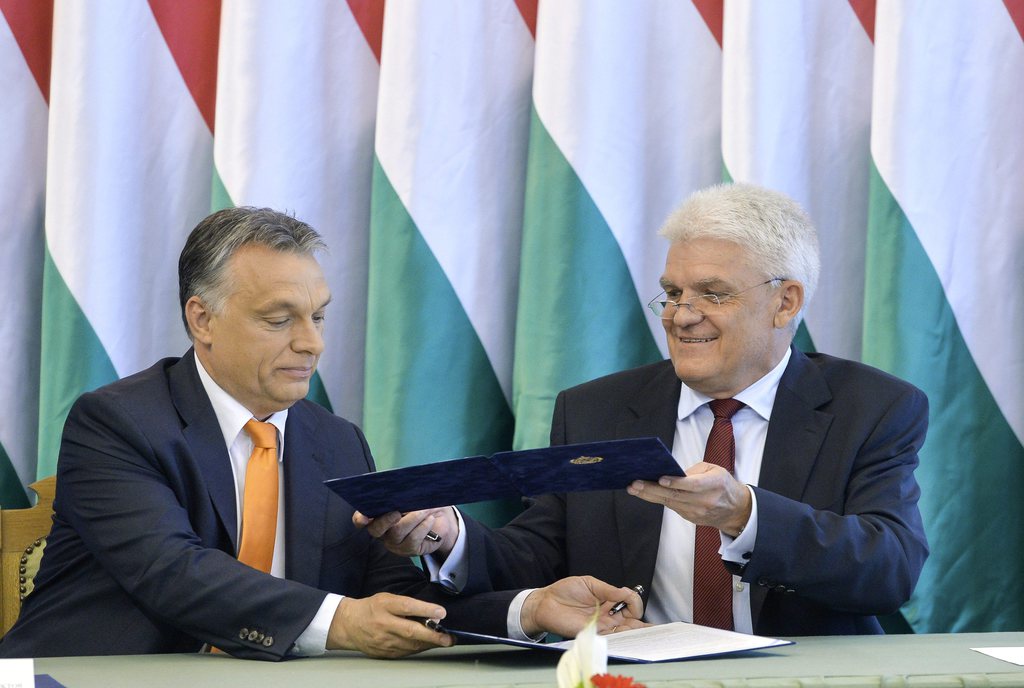 Orbán Viktor miniszterelnök a Modern Városok Program keretében együttműködési megállapodást ír alá Szalay Ferenc polgármesterrel Szolnokon MTI Fotó: Koszticsák Szilárd