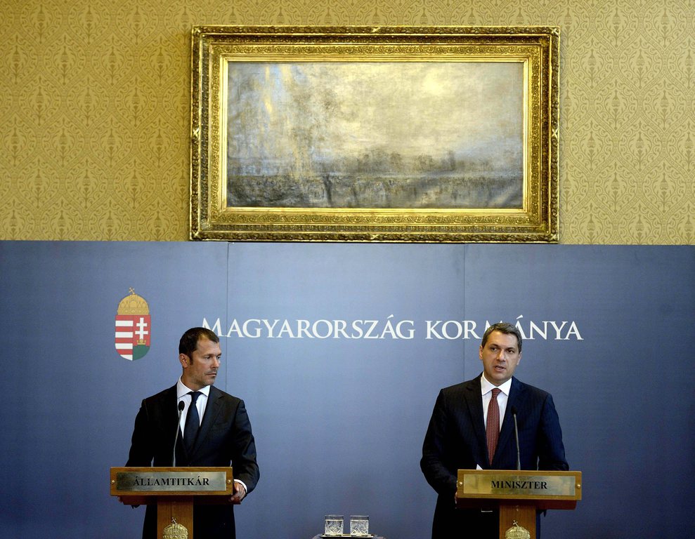 Lázár János és Giró-Szász András a sajtótájékoztatón. MTI Fotó: Bruzák Noémi