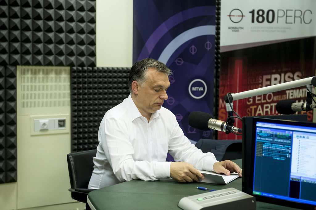 Orbán Viktor memorizál (bevándorlók, bevándorlók ) a Kossuth rádiós beszéd előtt MTI Fotó: Koszticsák Szilárd