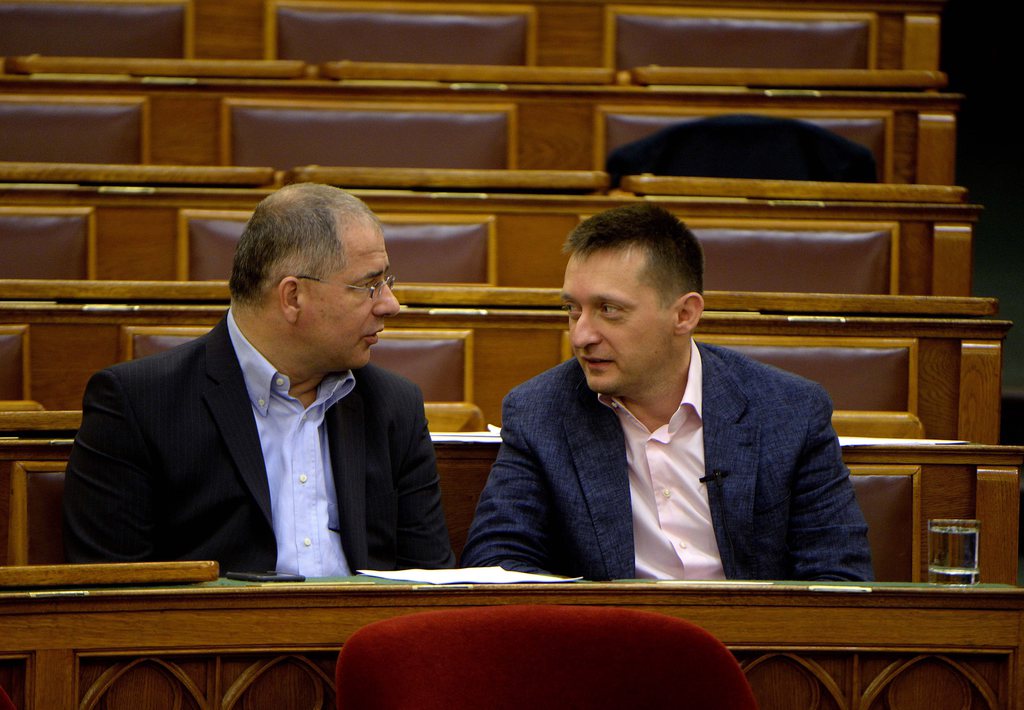 Kósa és Rogán az ülésen. MTI Fotó: Bruzák Noémi