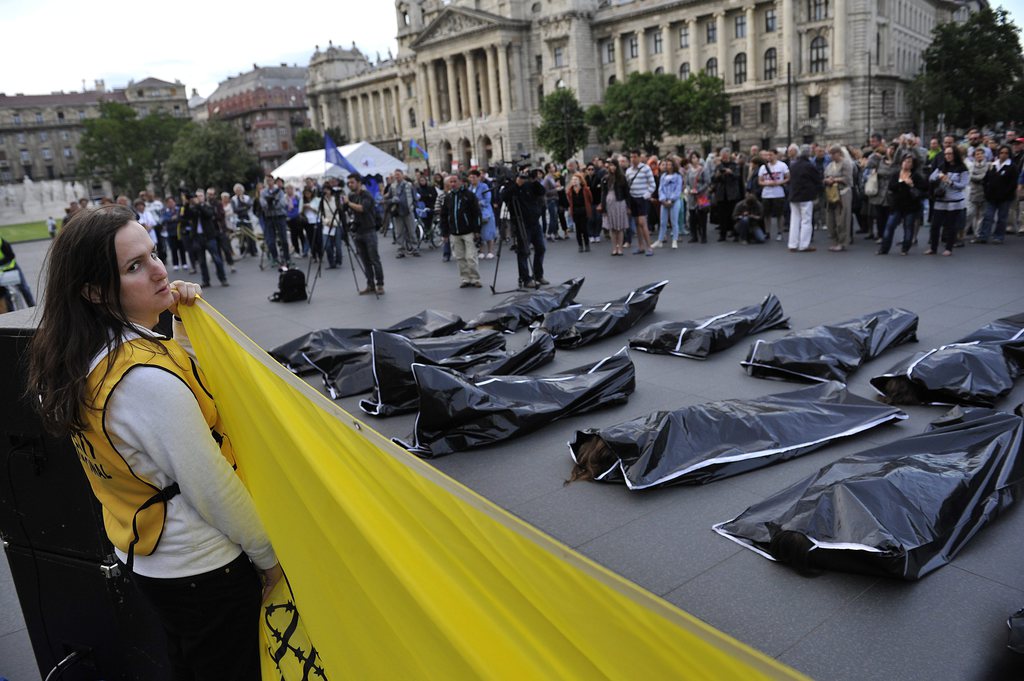 Halott menekülteket jelképező, zsákokban fekvő aktivisták az Amnesty International menekültek világnapján tartott rendezvényén a budapesti Kossuth téren 2015. június 20-án. MTI Fotó: Kovács Tamás