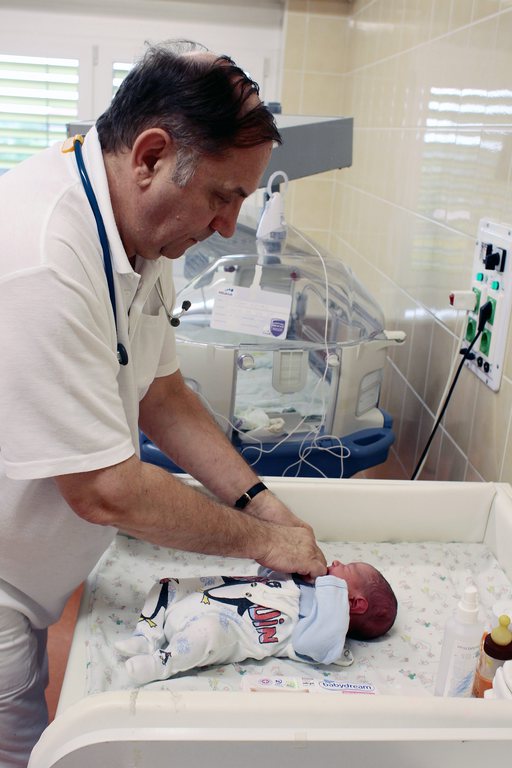 Baji Sándor, a békéscsabai Réthy Pál kórház osztályvezető gyermekorvosa ellátja a kórház babamentő inkubátorában nulla óra tizenöt perckor elhelyezett csecsemőt a kórház csecsemőosztályán 2015. június 23-án. MTI Fotó: Lehoczky Péter